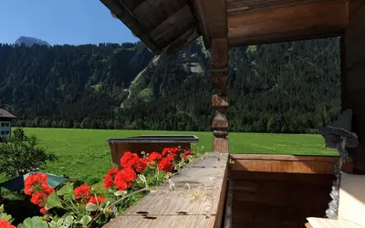 Ein allgemeiner Bergblick oder ein Berglick von des Bauernhofs aus