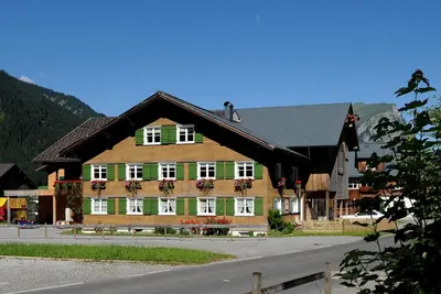 Ein allgemeiner Bergblick oder ein Berglick von des Bauernhofs aus