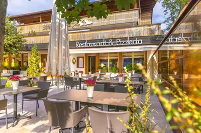 Ein Restaurant oder anderes Speiselokal in der Unterkunft Hotel Walserberg