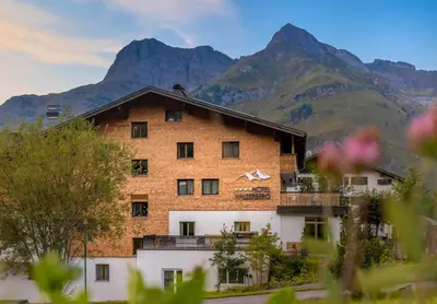 Ein allgemeiner Bergblick oder ein Berglick von des Hotels aus
