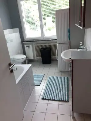 Ein Badezimmer in der Unterkunft Zentral, Geräumig
