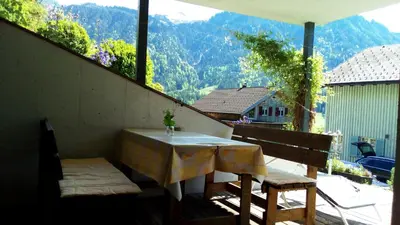 Ein allgemeiner Bergblick oder ein Berglick von der Pension aus