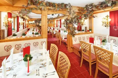 Ein Restaurant oder anderes Speiselokal in der Unterkunft Hotel Lech & Residenz Chesa Rosa