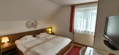 Ein Bett oder Betten in einem Zimmer der Unterkunft Pension Seeblick