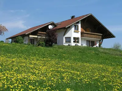 Ein Garten an der Unterkunft Ferienwohnungen Pension Sonnblick