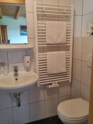 Ein Badezimmer in der Unterkunft Ferienwohnungen Pension Sonnblick