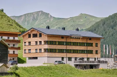 Ein allgemeiner Bergblick oder ein Berglick von des Aparthotels aus