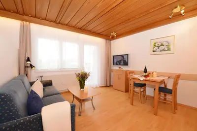 Ein Sitzbereich in der Unterkunft Familienhotel Kleinwalsertal