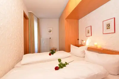 Ein Bett oder Betten in einem Zimmer der Unterkunft Familienhotel Kleinwalsertal