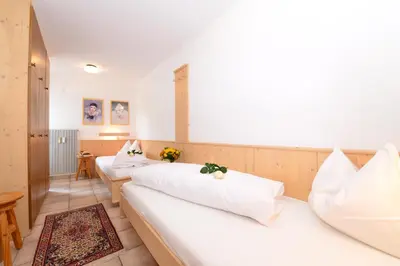 Ein Bett oder Betten in einem Zimmer der Unterkunft Familienhotel Kleinwalsertal