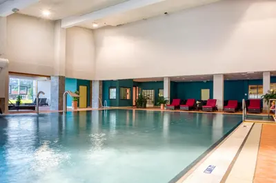 Der Swimmingpool an oder in der Nähe von Vitalhotel Quellengarten - Bed & Breakfast
