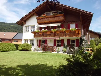Das Gebäude in dem sich das Ferienhaus befindet