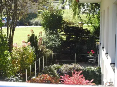 Ein Garten an der Unterkunft Hotel Garni Tannleger B&B