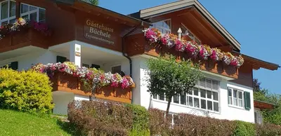 Ein Garten an der Unterkunft Ferienwohnung Gästehaus Büchele Kleinwalsertal