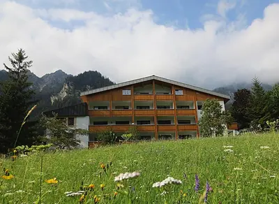 Ein allgemeiner Bergblick oder ein Berglick von des Hotels aus