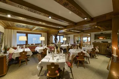 Ein Restaurant oder anderes Speiselokal in der Unterkunft Hotel Sonnblick
