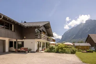 Ein allgemeiner Bergblick oder ein Berglick von der Ferienwohnung aus