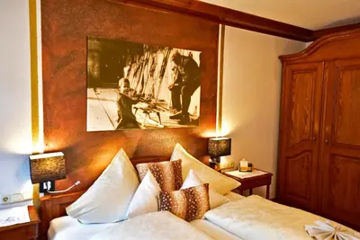 Ein Bett oder Betten in einem Zimmer der Unterkunft Hotel Jagdhaus Monzabon