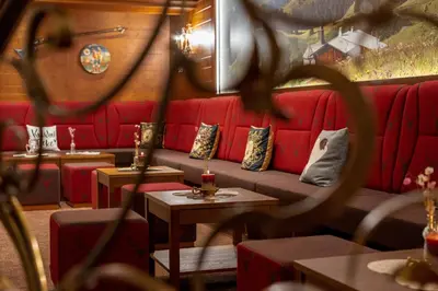 Ein Sitzbereich in der Unterkunft Hotel Jagdhaus Monzabon