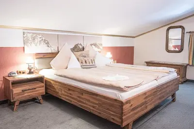 Ein Bett oder Betten in einem Zimmer der Unterkunft Hotel Jagdhaus Monzabon