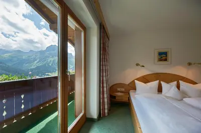 Ein allgemeiner Bergblick oder ein Berglick von der Pension aus
