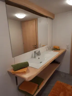 Ein Badezimmer in der Unterkunft Ferienwohnung Schrofamühli