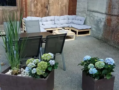 Ein Sitzbereich in der Unterkunft Ferienwohnung Schrofamühli