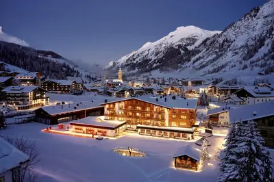 Ein allgemeiner Bergblick oder ein Berglick von des Hotels aus