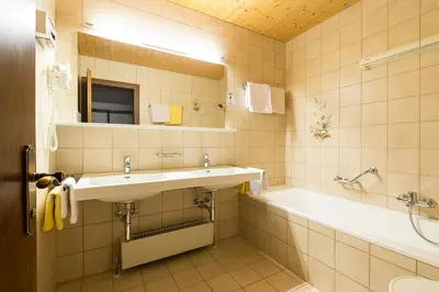 Ein Badezimmer in der Unterkunft Appartementhaus Holiday