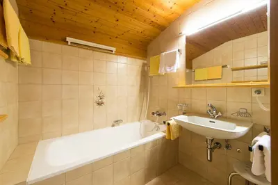Ein Badezimmer in der Unterkunft Appartementhaus Holiday