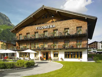 Ein allgemeiner Bergblick oder ein Berglick von des Aparthotels aus