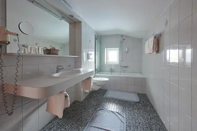 Ein Badezimmer in der Unterkunft Hotel Appartement Roggal