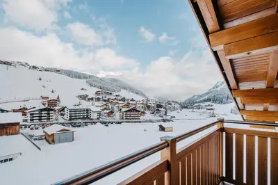 Ein allgemeiner Bergblick oder ein Berglick von der Ferienwohnung aus