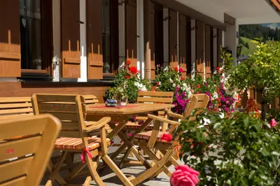 Ein Garten an der Unterkunft Gasthaus & Pension Alphorn