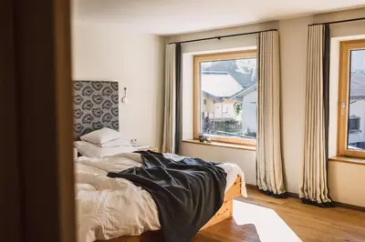 Ein Bett oder Betten in einem Zimmer der Unterkunft Hotel Alpenrose