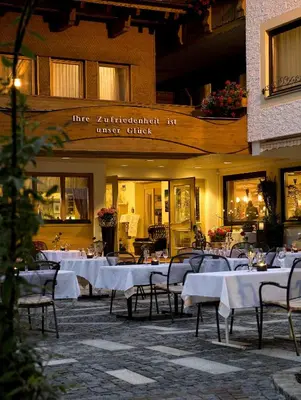 Ein Restaurant oder anderes Speiselokal in der Unterkunft Hotel Alpenrose