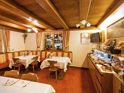 Ein Restaurant oder anderes Speiselokal in der Unterkunft Pension Walserheim