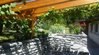 Ein Garten an der Unterkunft Haus Rünzler