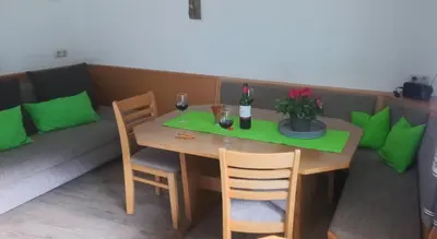 Ein Sitzbereich in der Unterkunft Ferienwohnung Rudigier