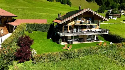 Ein Garten an der Unterkunft Ferienwohnungen Kohler komplett neu renoviert E-Ladestaion kostenlos
