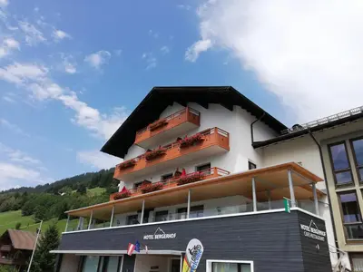 Ein allgemeiner Bergblick oder ein Berglick von des Hotels aus