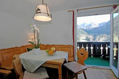 Ein allgemeiner Bergblick oder ein Berglick von der Ferienwohnung aus