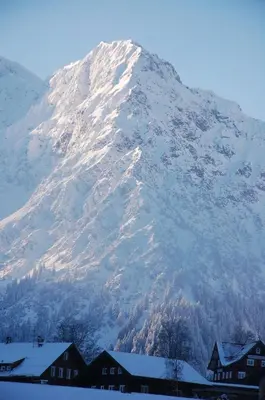 Ein allgemeiner Bergblick oder ein Berglick von des Hotels aus