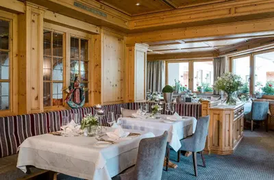 Ein Restaurant oder anderes Speiselokal in der Unterkunft Hotel Auenhof