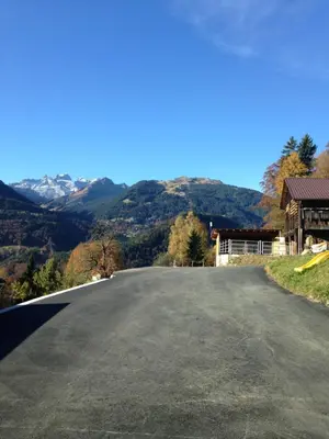 Ein allgemeiner Bergblick oder ein Berglick von der Ferienwohnung aus