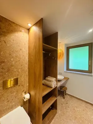 Ein Badezimmer in der Unterkunft KWT Lodge