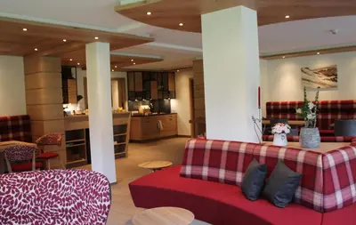 Ein Sitzbereich in der Unterkunft Hotel Garni Lärchenhof