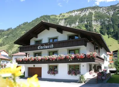Ein allgemeiner Bergblick oder ein Berglick von der Pension aus