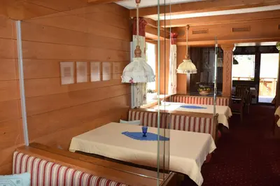 Ein Sitzbereich in der Unterkunft Hotel - Pension Fortuna