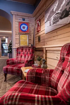Ein Sitzbereich in der Unterkunft Hotel & Chalet Montana